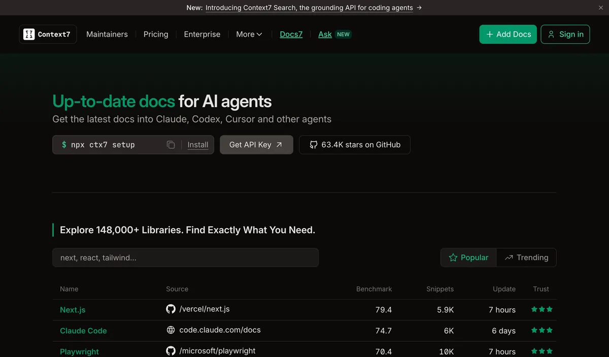 דף הבית של Context7 עם הכותרת Up-to-date docs for AI agents, הפקודה npx ctx7 setup ורשימת ספריות פופולריות