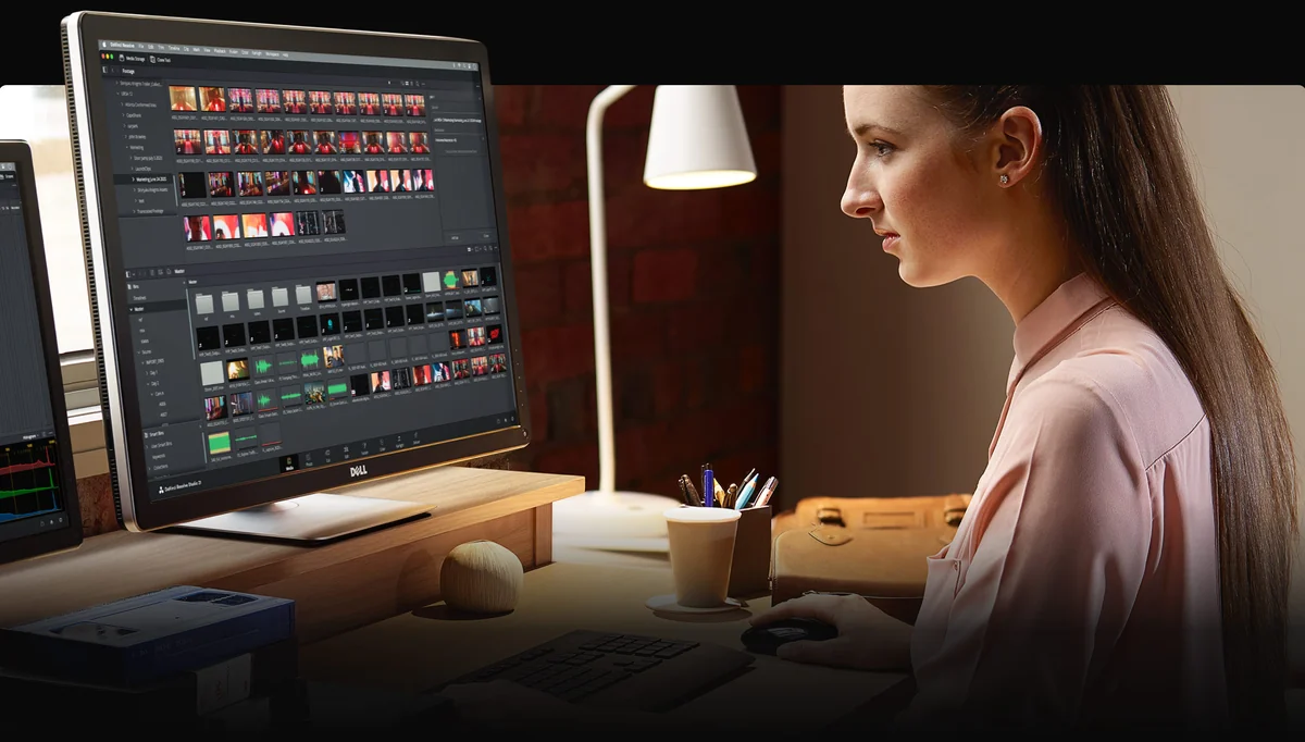עמדת עריכה עם DaVinci Resolve פתוח על המסך, תמונה רשמית של Blackmagic Design