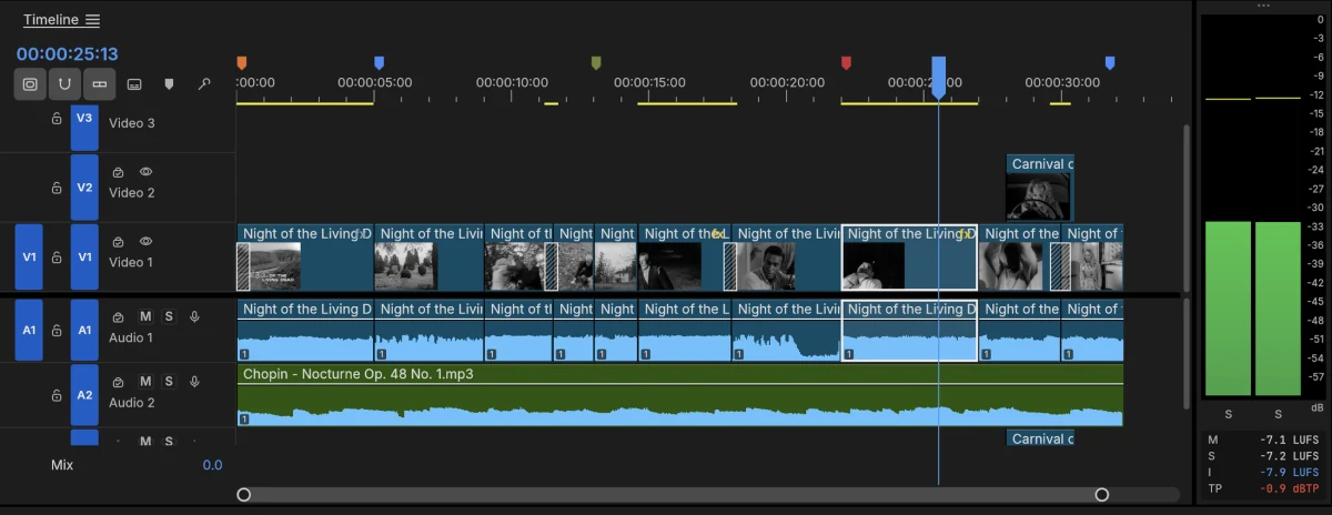 תקריב של הטיימליין ב-FilmCraft: מעברי דיזולב על ערוץ V1, קליפ על V2, מוזיקה על A2, מרקרים צבעוניים ומדי עוצמת קול