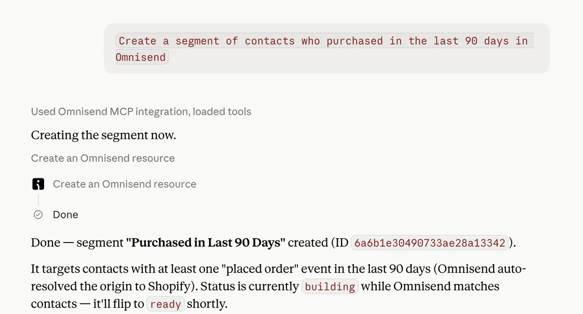 שיחה ב-Claude שבה הוא יוצר ב-Omnisend סגמנט בשם Purchased in Last 90 Days ומאשר שהסגמנט נוצר