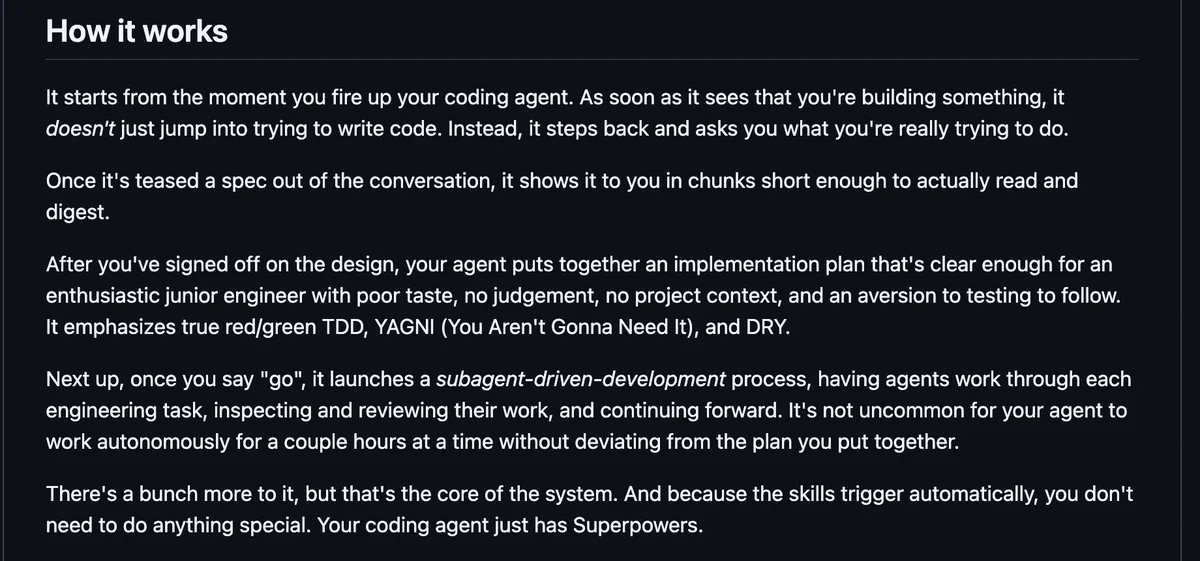 הפסקה How it works מתוך ה-README של Superpowers: שאלות לפני קוד, תוכנית, subagent-driven-development ועבודה עצמאית של כמה שעות